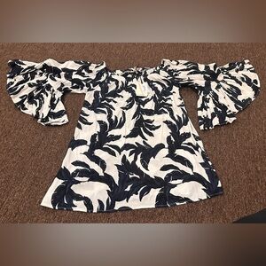 Elan 1 Sz black white mono leaf off the shoulder bell sleeve tunic blouse NWT